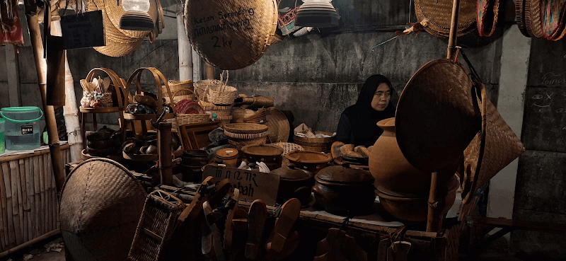 Merchandise di Pasar Lidah Ndonowati